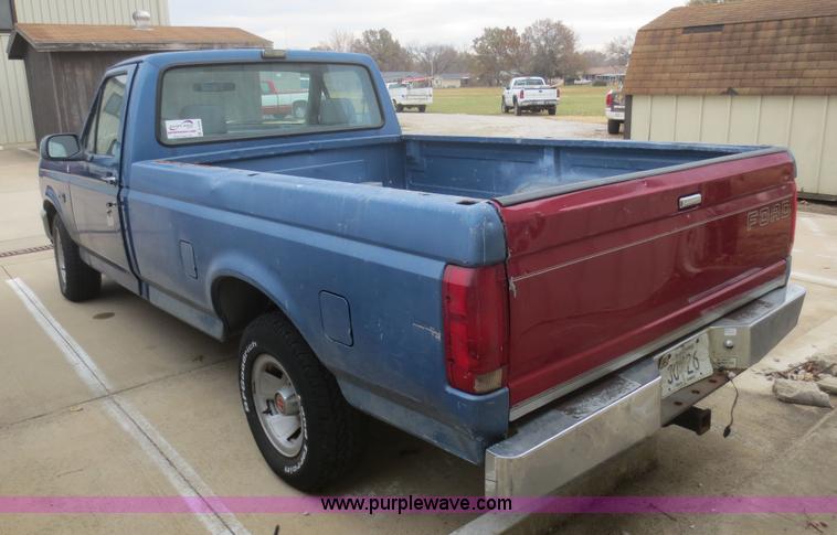 image for item D2225 1993 Ford F150 XL pickup truck