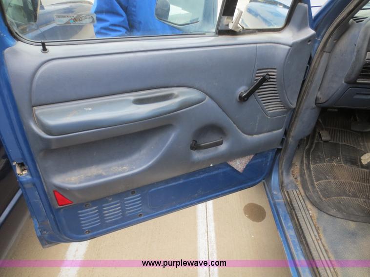 image for item D2225 1993 Ford F150 XL pickup truck