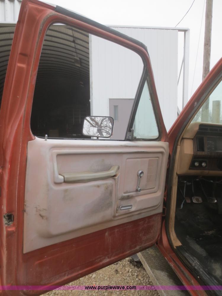 image for item D2234 1984 Ford F250 flatbed pickup truck