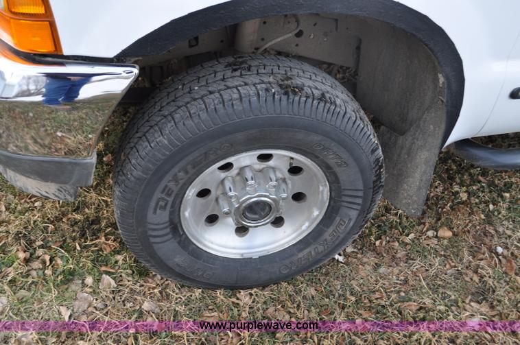 image for item F2160 2000 Ford F250 Super Duty XLT SuperCab pickup truck