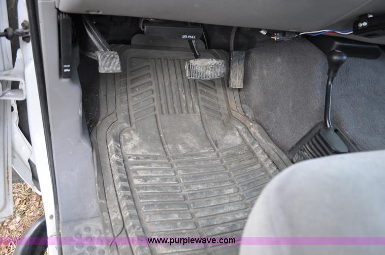 image for item F2160 2000 Ford F250 Super Duty XLT SuperCab pickup truck