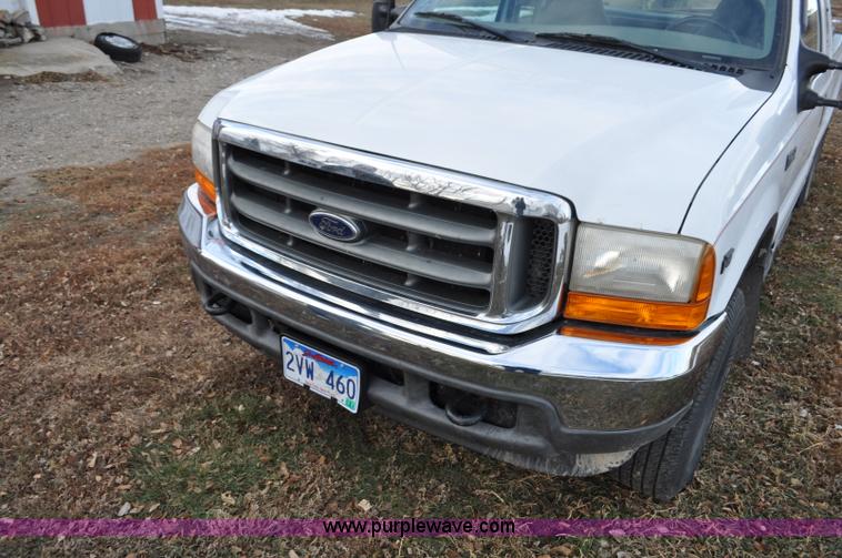 image for item F2160 2000 Ford F250 Super Duty XLT SuperCab pickup truck