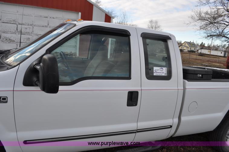 image for item F2160 2000 Ford F250 Super Duty XLT SuperCab pickup truck