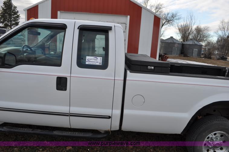 image for item F2160 2000 Ford F250 Super Duty XLT SuperCab pickup truck