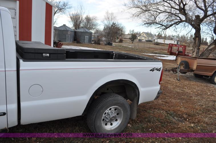 image for item F2160 2000 Ford F250 Super Duty XLT SuperCab pickup truck