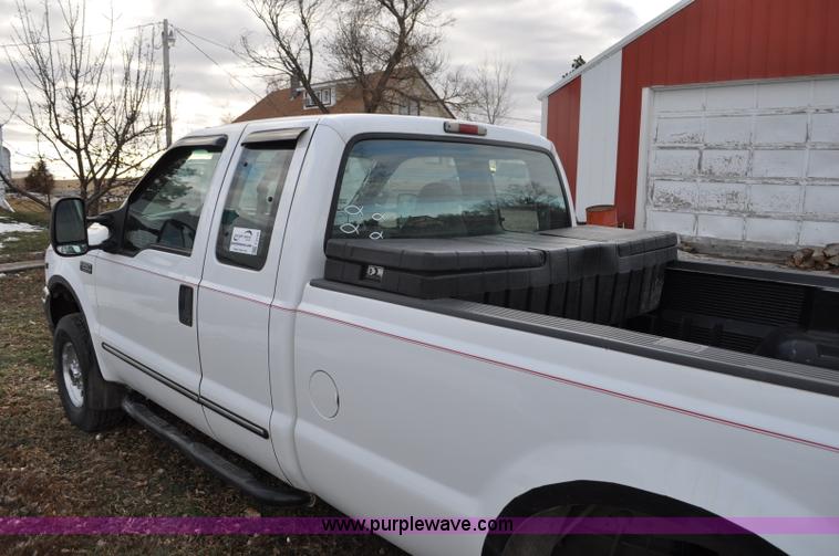 image for item F2160 2000 Ford F250 Super Duty XLT SuperCab pickup truck