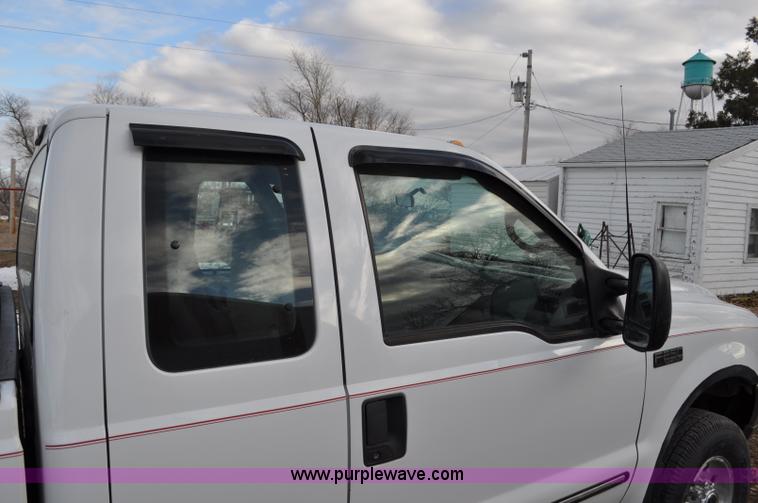 image for item F2160 2000 Ford F250 Super Duty XLT SuperCab pickup truck