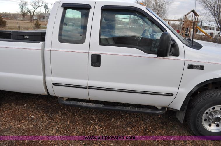image for item F2160 2000 Ford F250 Super Duty XLT SuperCab pickup truck