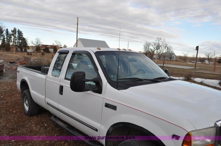 image for item F2160 2000 Ford F250 Super Duty XLT SuperCab pickup truck