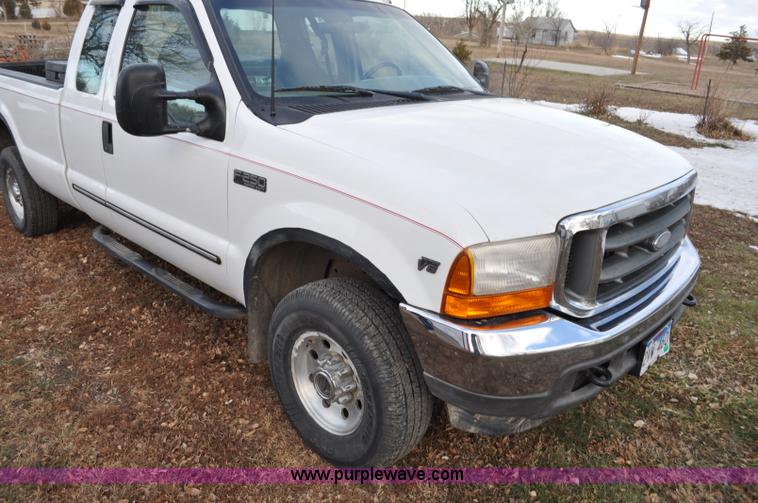 image for item F2160 2000 Ford F250 Super Duty XLT SuperCab pickup truck