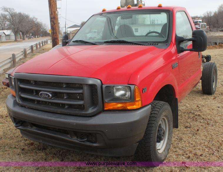 image for item F3394 2001 Ford F350 Super Duty XL pickup truck cab and chassis