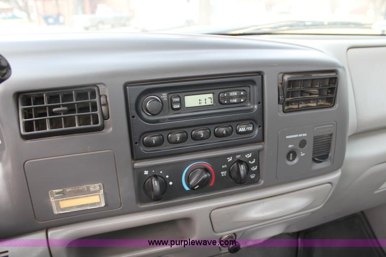 image for item F3394 2001 Ford F350 Super Duty XL pickup truck cab and chassis