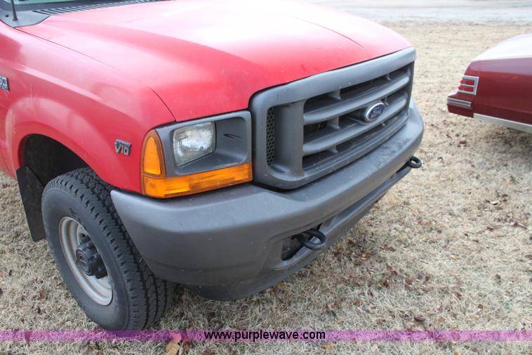 image for item F3394 2001 Ford F350 Super Duty XL pickup truck cab and chassis