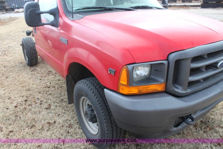 image for item F3394 2001 Ford F350 Super Duty XL pickup truck cab and chassis