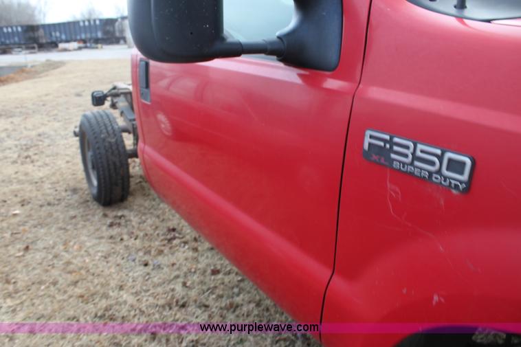 image for item F3394 2001 Ford F350 Super Duty XL pickup truck cab and chassis