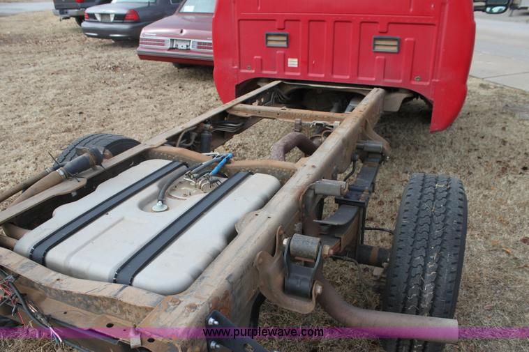 image for item F3394 2001 Ford F350 Super Duty XL pickup truck cab and chassis