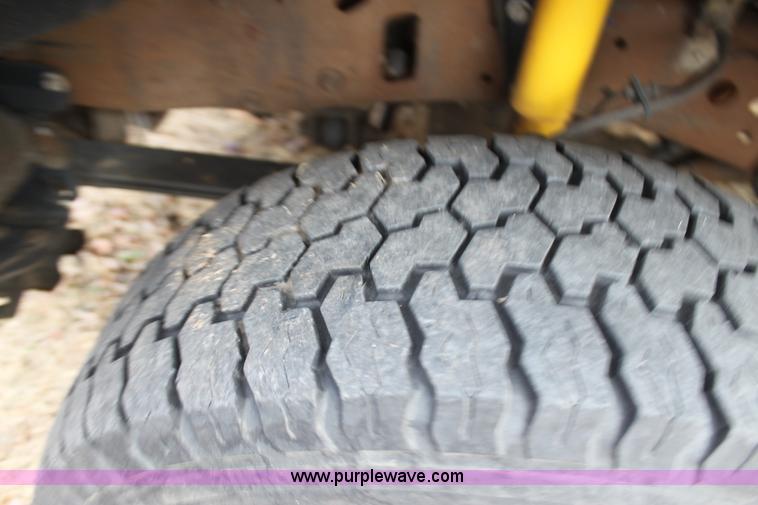 image for item F3394 2001 Ford F350 Super Duty XL pickup truck cab and chassis