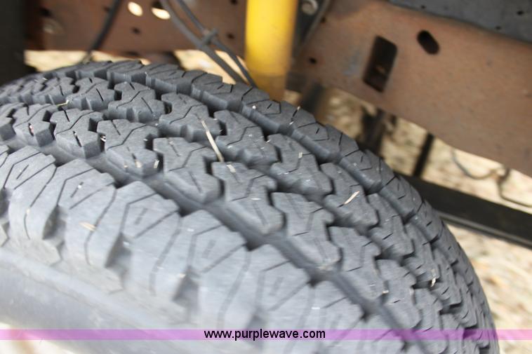 image for item F3394 2001 Ford F350 Super Duty XL pickup truck cab and chassis