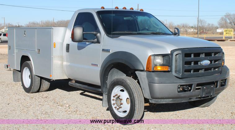 image for item H1682 2007 Ford F450 Super Duty flatbed truck
