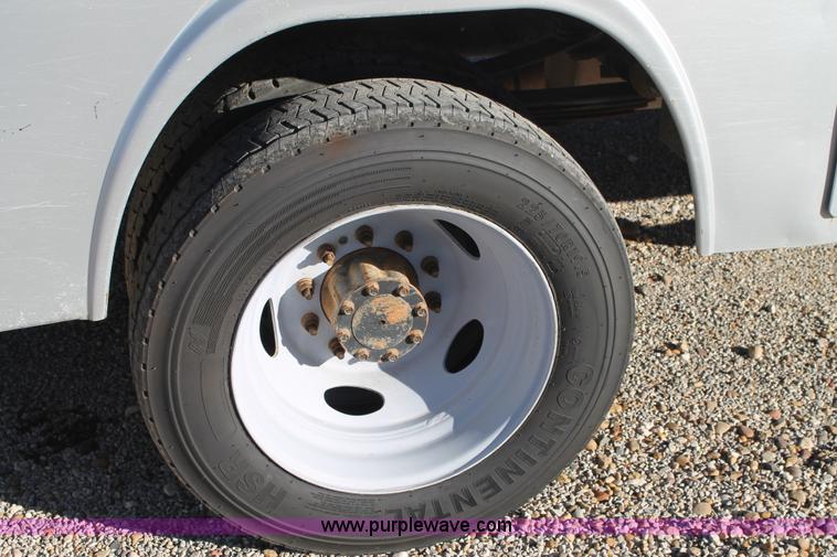 image for item H1682 2007 Ford F450 Super Duty flatbed truck