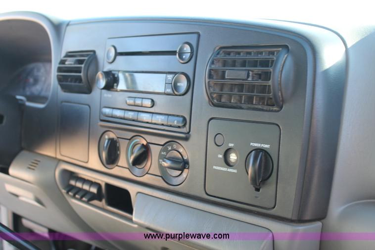 image for item H1682 2007 Ford F450 Super Duty flatbed truck