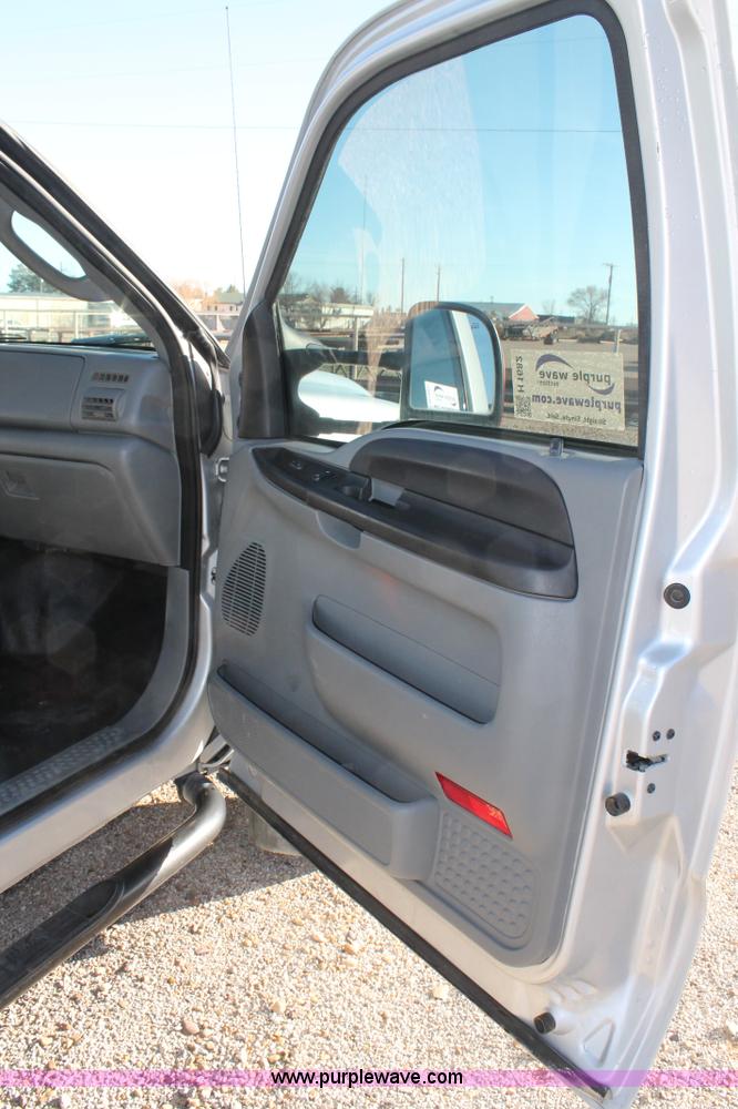 image for item H1682 2007 Ford F450 Super Duty flatbed truck