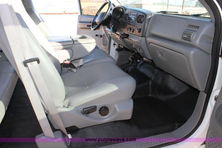 image for item H1683 2006 Ford F350 Super Duty SuperCab utility truck