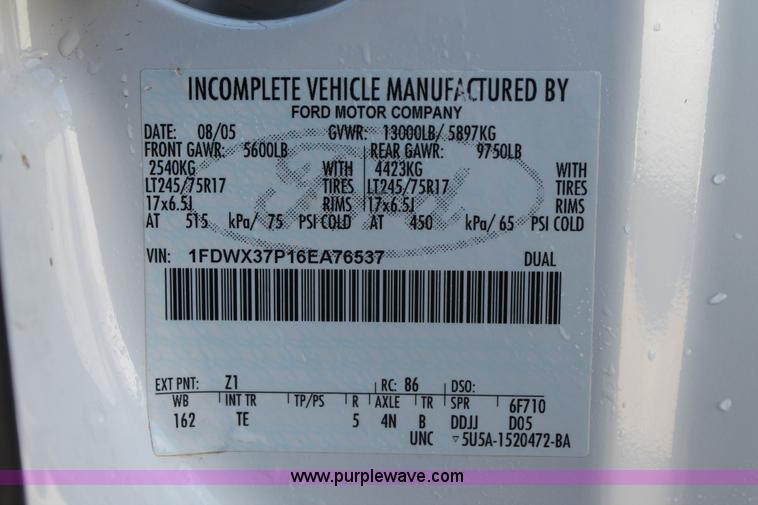 image for item H1683 2006 Ford F350 Super Duty SuperCab utility truck