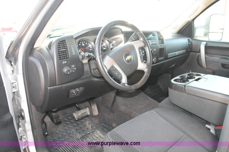 image for item H1692 2011 Chevrolet Silverado 2500HD LT flatbed truck