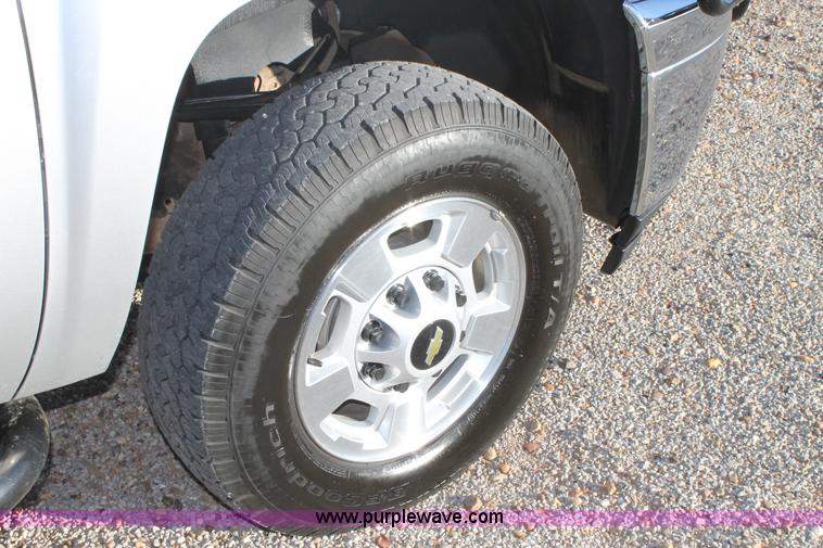 image for item H1692 2011 Chevrolet Silverado 2500HD LT flatbed truck