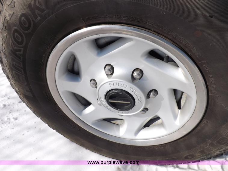 image for item H1906 2004 Ford F350 Super Duty XLT utility truck