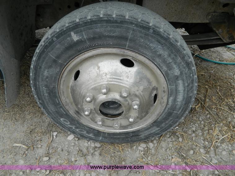 image for item H2315 2000 Ford F450 Super Duty flatbed pickup truck