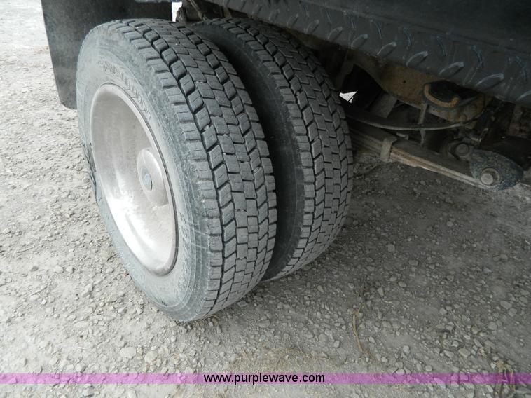 image for item H2315 2000 Ford F450 Super Duty flatbed pickup truck