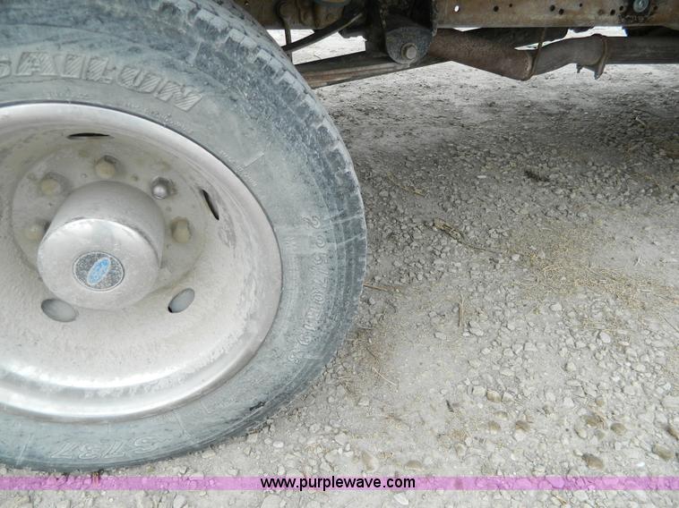 image for item H2315 2000 Ford F450 Super Duty flatbed pickup truck