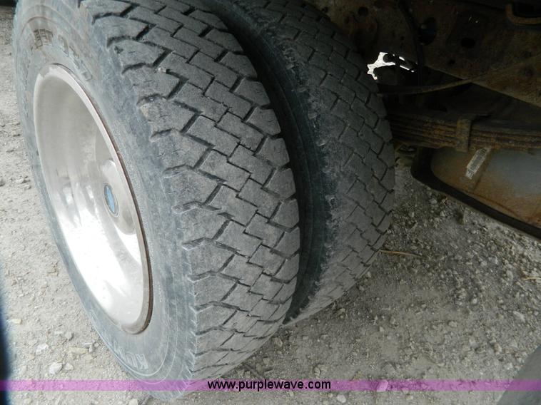 image for item H2315 2000 Ford F450 Super Duty flatbed pickup truck