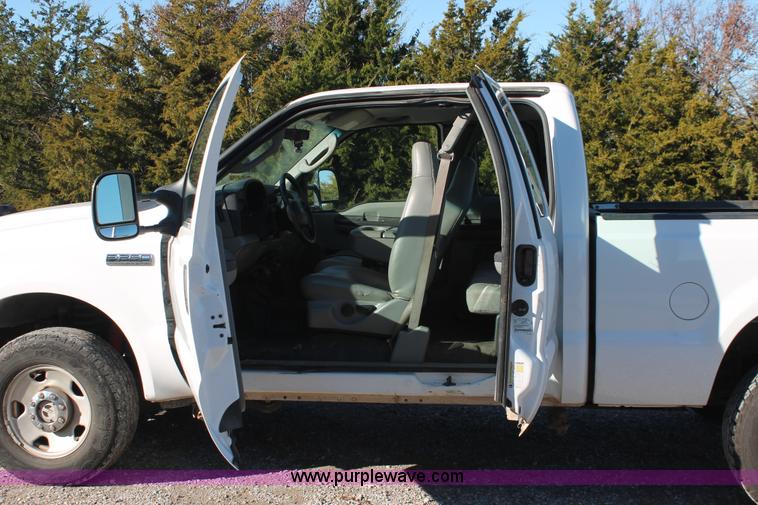 image for item H5523 2007 Ford F250 Super Duty XL FX4 Off-Road SuperCab pickup truck