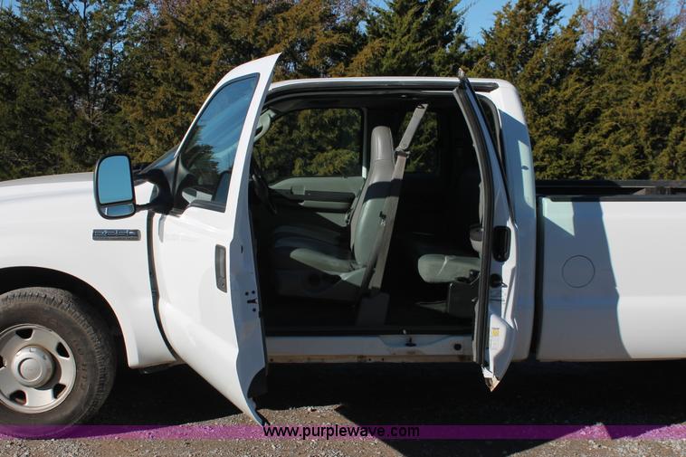 image for item H5524 2006 Ford F250 Super Duty XL SuperCab pickup truck