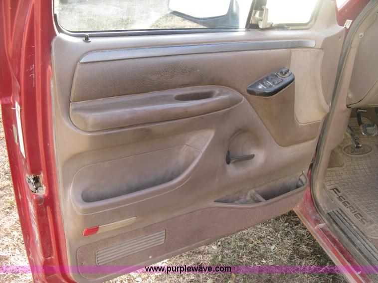 image for item H9359 1995 Ford F150 Eddie Bauer pickup truck