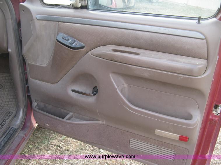 image for item H9359 1995 Ford F150 Eddie Bauer pickup truck