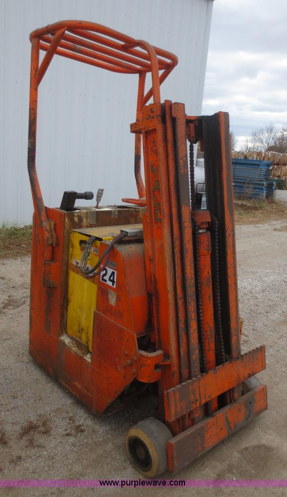 image for item I2144 Yale M20R4G forklift