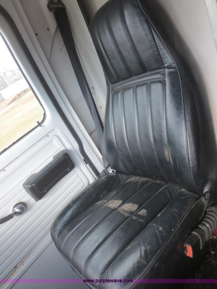 image for item I2145 1994 GMC G3500 Vandura box truck