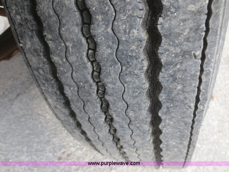 image for item I2146 1995 Ford F700 box truck