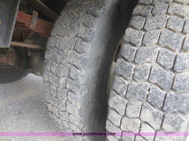 image for item I2146 1995 Ford F700 box truck