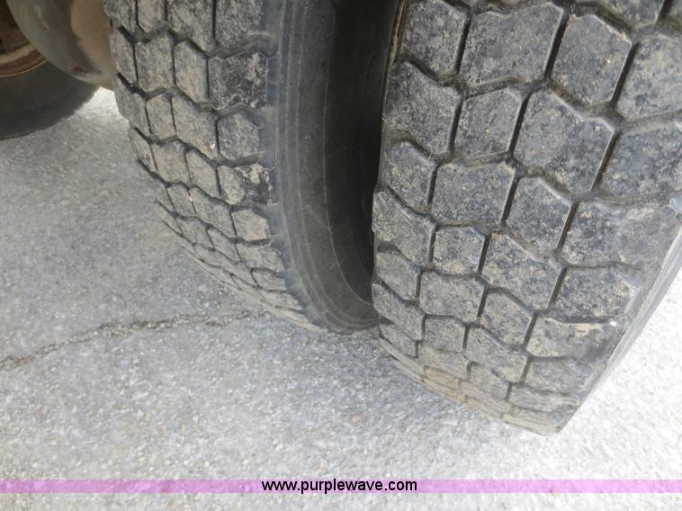 image for item I2146 1995 Ford F700 box truck