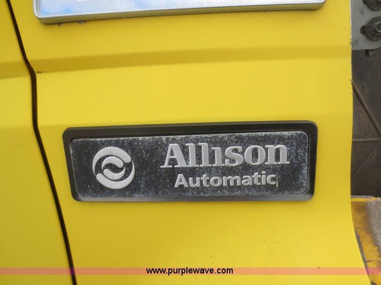 image for item I2146 1995 Ford F700 box truck