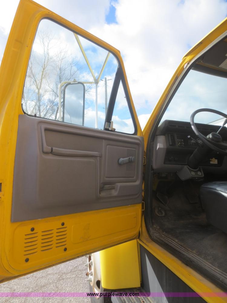 image for item I2146 1995 Ford F700 box truck