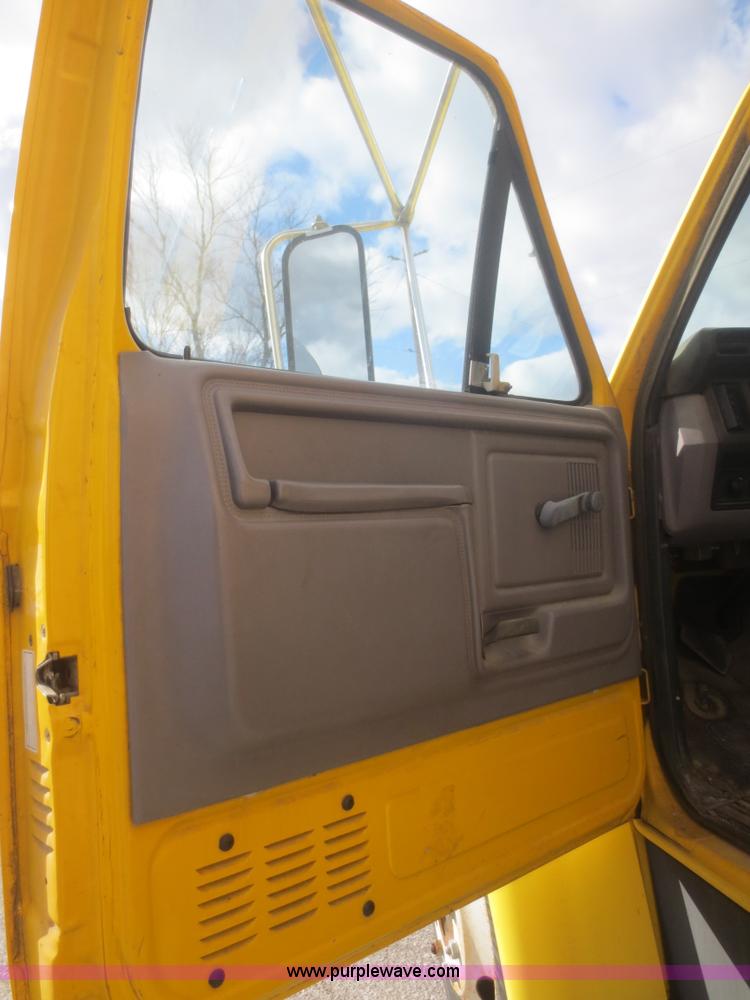 image for item I2146 1995 Ford F700 box truck