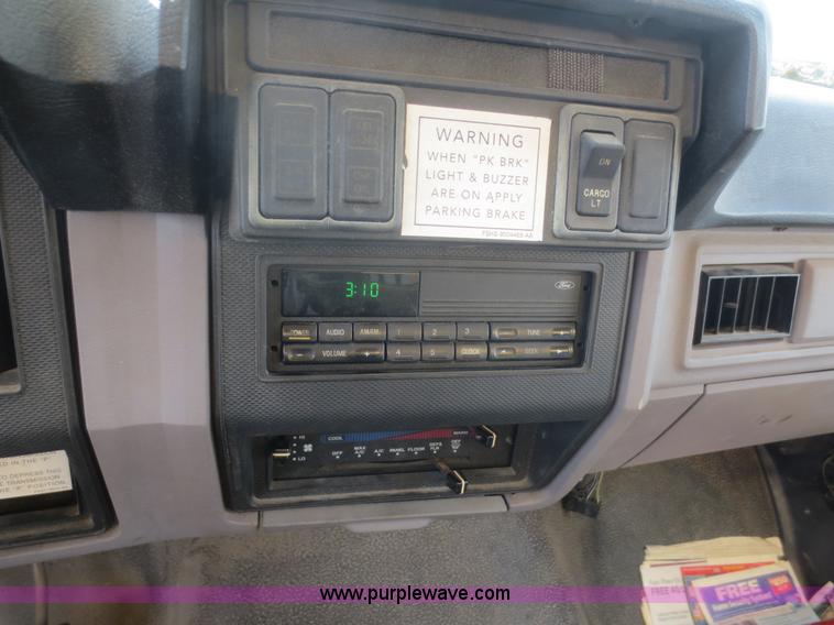 image for item I2146 1995 Ford F700 box truck