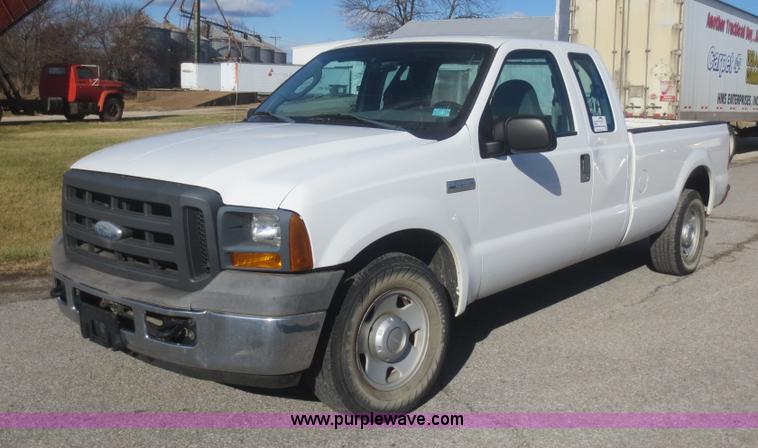 image for item I2148 2005 Ford F250 Super Duty XL SuperCab pickup truck