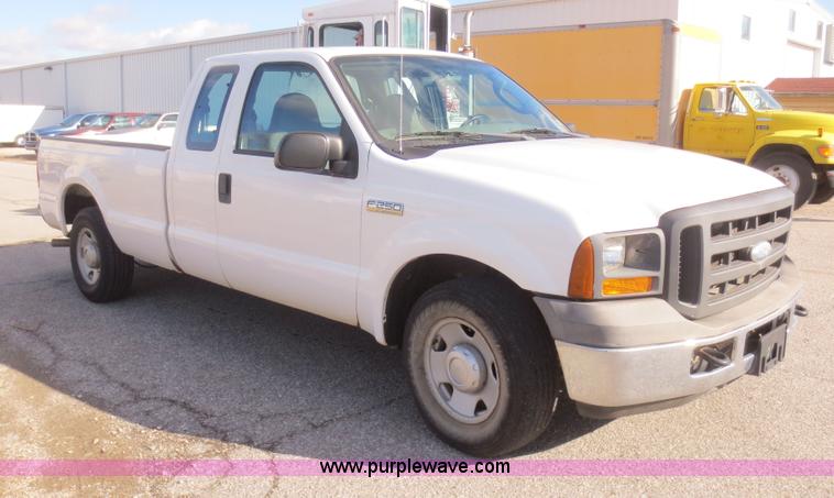 image for item I2148 2005 Ford F250 Super Duty XL SuperCab pickup truck